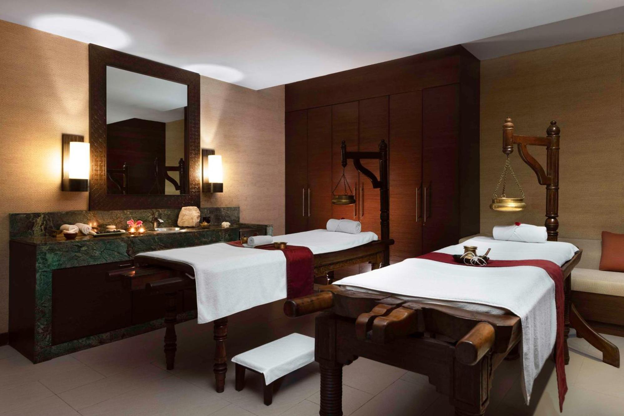 Hyatt Pune Bagian luar foto A treatment room at the spa