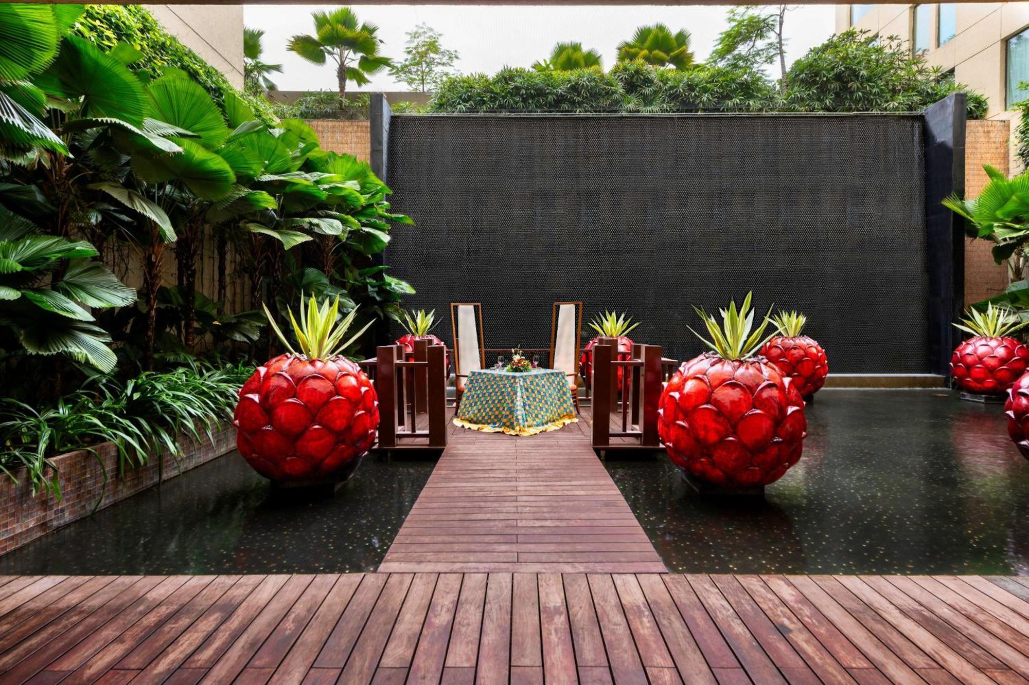 Hyatt Pune Bagian luar foto The water feature at the entrance of the hotel