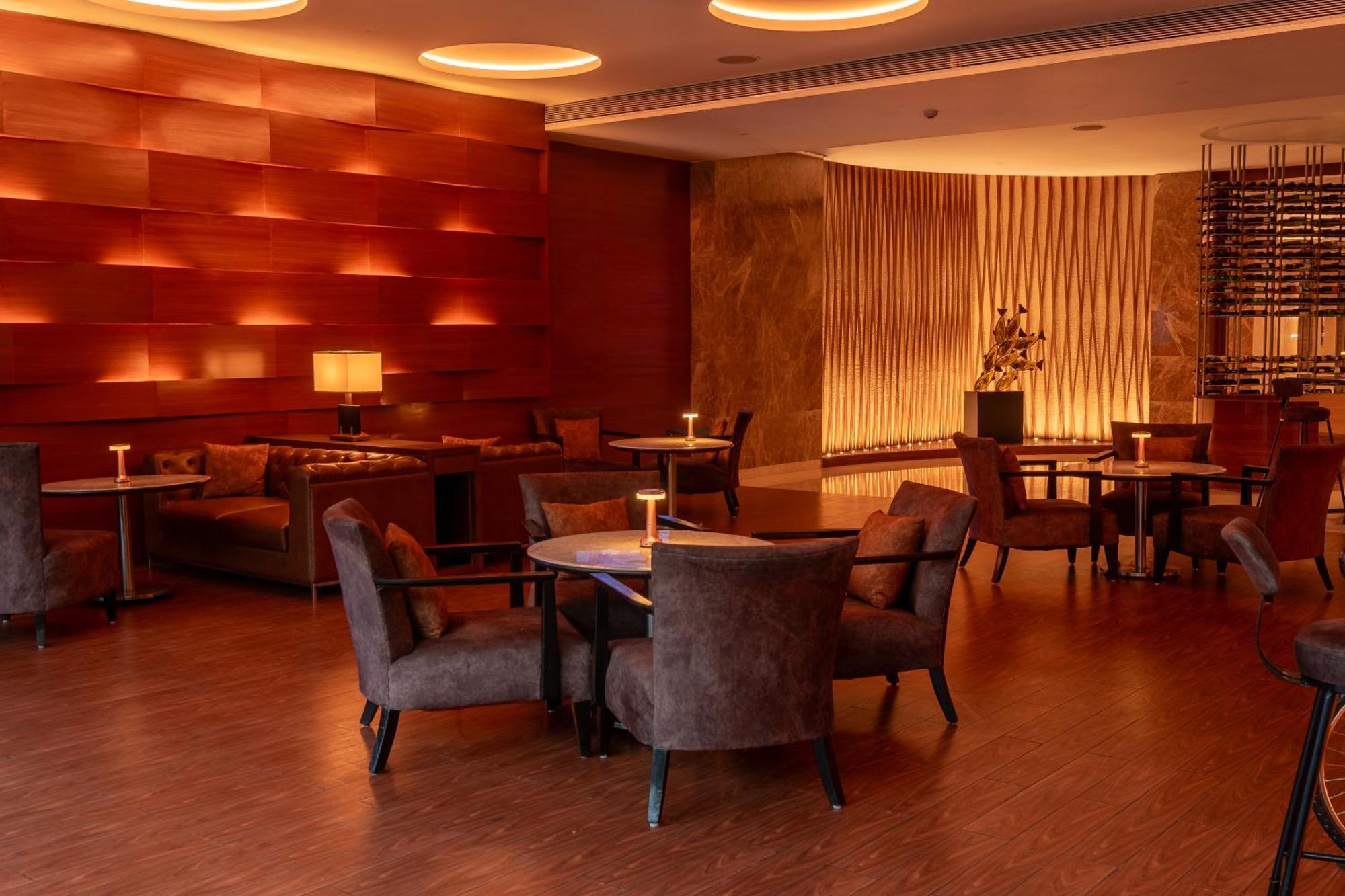 Hyatt Pune Bagian luar foto The lounge at the airport