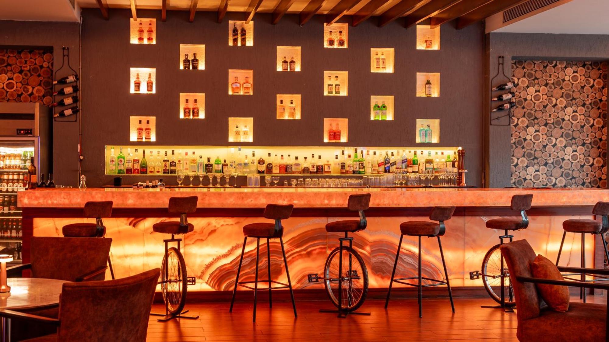 Hyatt Pune Bagian luar foto The bar at the 101 bar